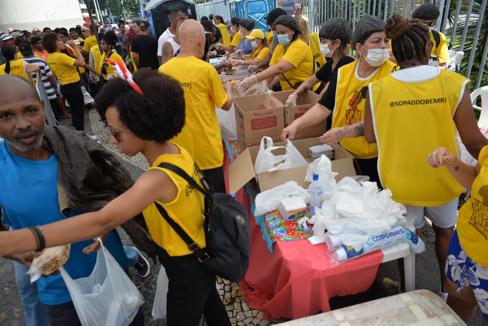 Nas Ruas que Viraram Capelas: A Eucaristia da Solidariedade - Mídia 1